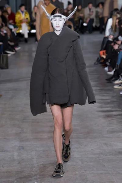 Look 16
